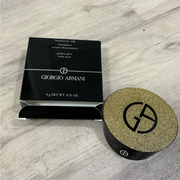 Giorgio Armani Beauty Luminous Silk Golden Glow Highlighter - Picture 2 of 4